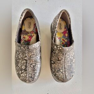 Grey's Anatomy Softwalk Women's Meredith Tan & Gold Floral Clogs/Shoes Size  8M